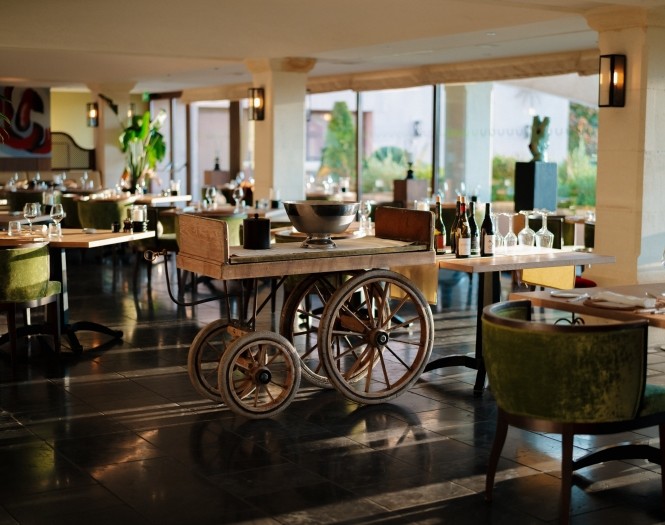 les-vignes-et-son-jardin traditional restaurant in Gargas, 5 star luxury hotel coquillade provence in Luberon