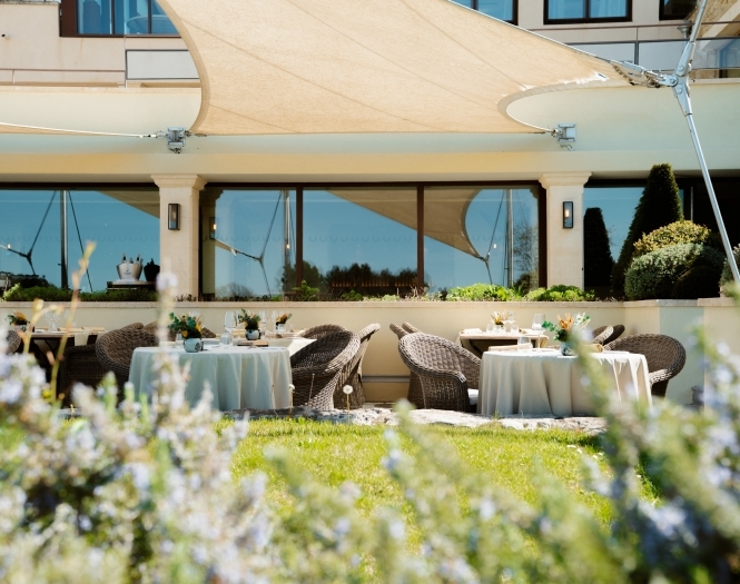 les-vignes-et-son-jardin traditionelles Restaurant in Gargas, 5-Sterne-Luxushotel coquillade provence im Luberon