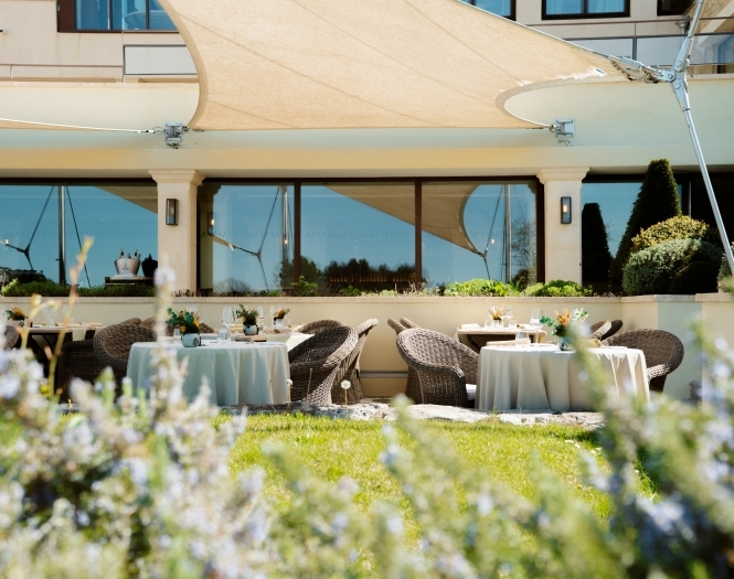 les-vignes-et-son-jardin traditional restaurant in Gargas, 5 star luxury hotel coquillade provence in Luberon