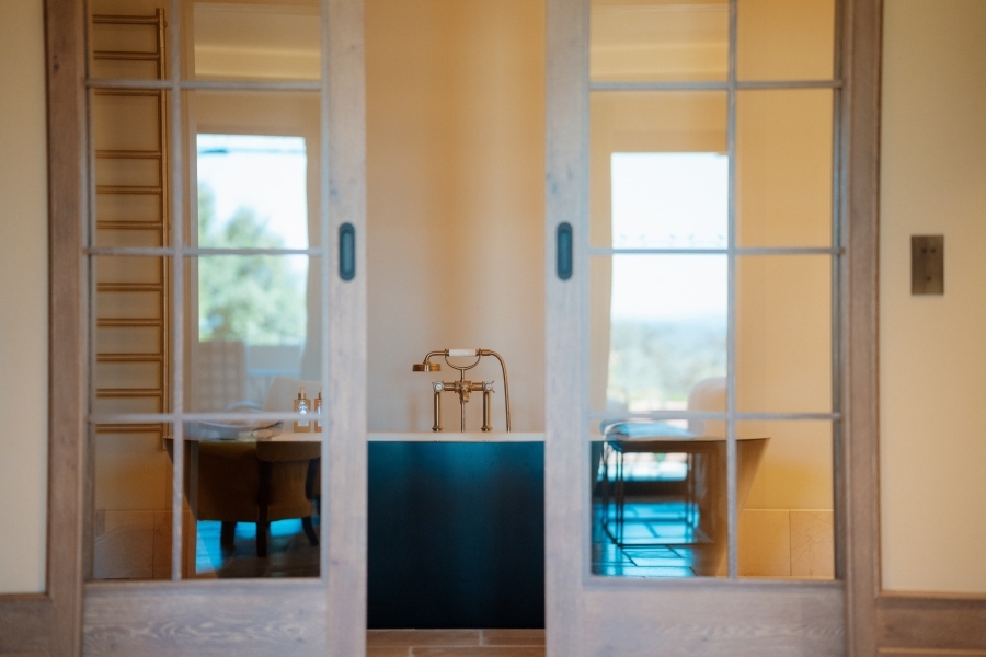 suite calista, luxus-suite mit privater terrasse und jacuzzi im freien. coquillade provence hotel in Luberon bei Gargas